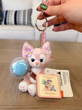HKDL LinaBell Bag Charm Duffy & Friends Sitting Pose 2025 Magnifying Glass  NWT
